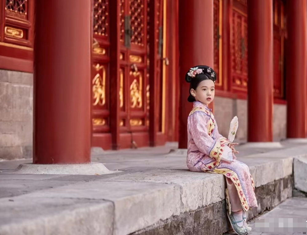 董璇晒女儿故宫萌照,5岁小酒窝一身古装翩翩起舞,宛如小格格
