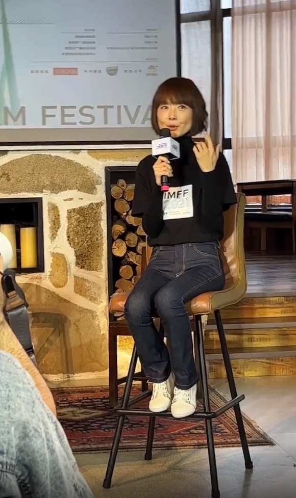 鲁豫出席活动未修图曝光肤色暗黄两颊凹陷52岁脸部松垮吓人