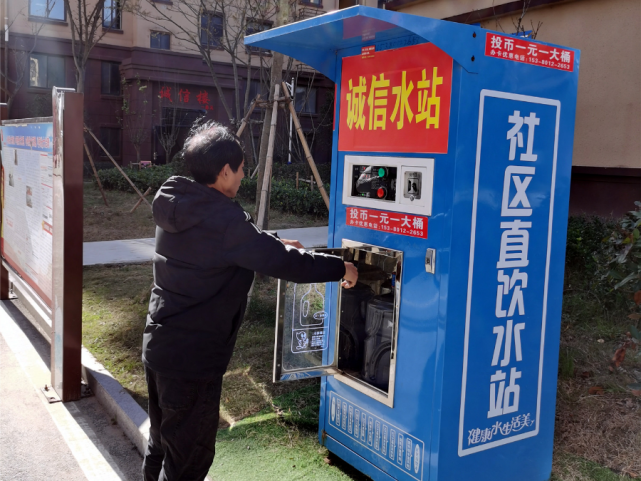 正在接水的杨圩社区居民仲为礼告诉记者,因为信用等级好,他用直饮水不