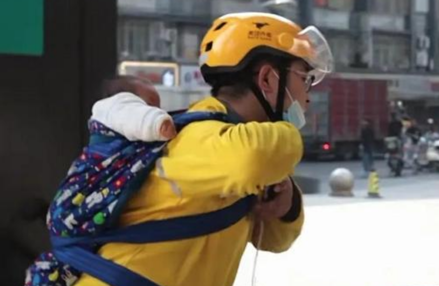 无法照顾仅6个月的女儿,所以他只能在送外卖的时候将孩子带在身边
