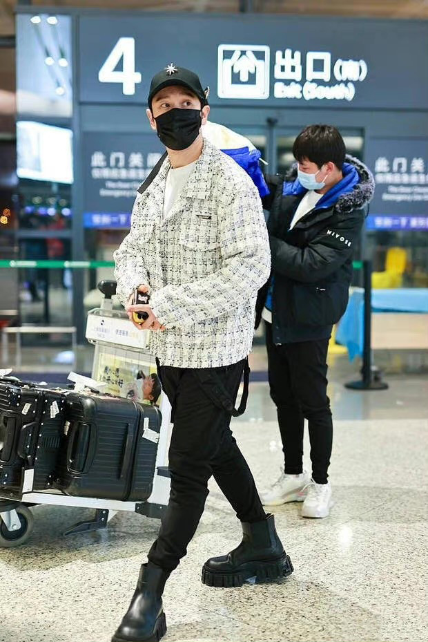 黄晓明独自赶飞机,路人镜头穿马丁靴暴露真实身材,助理更衣似大佬