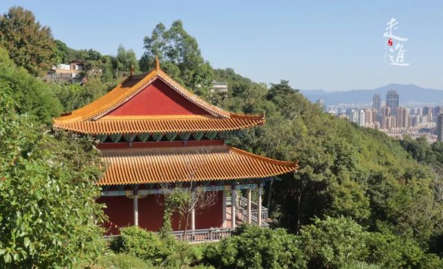 混元山真人祠離鳳凰山公園不遠,可以沿著鳳凰山公園旁邊小道徒步上去.