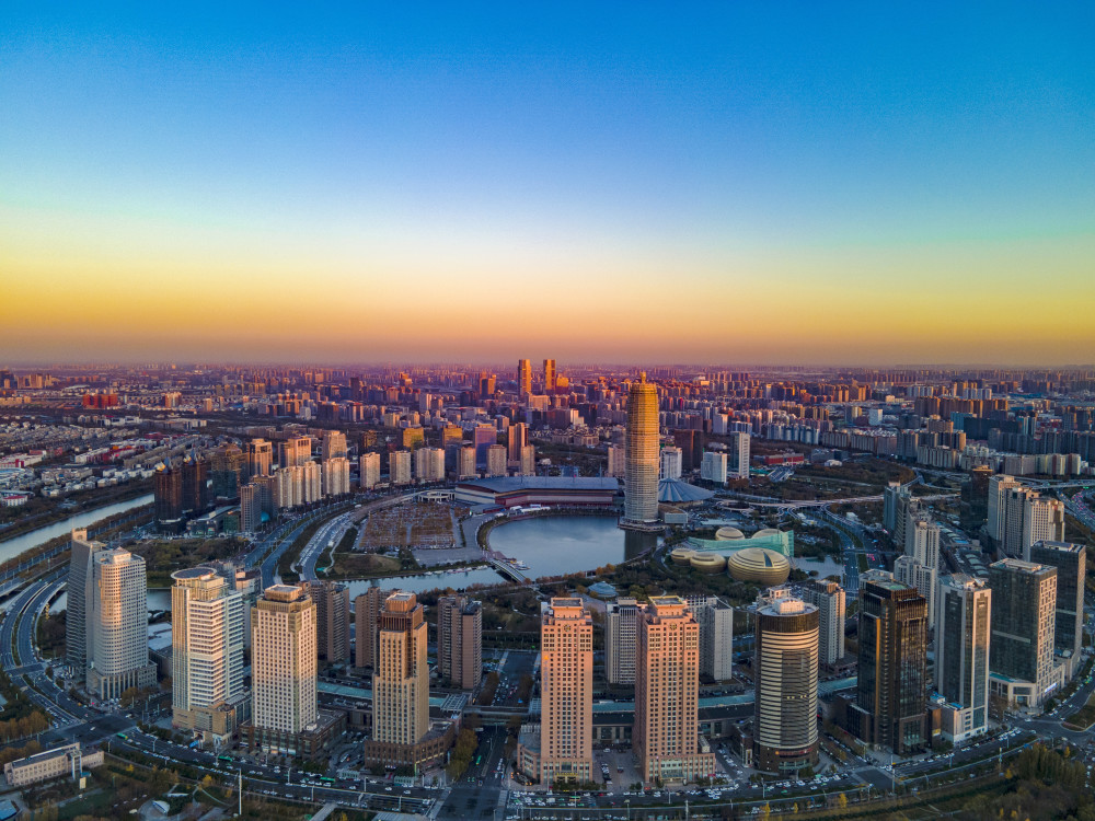 近两日,郑州的大风降温天气为郑州带来一片晴空,天空蔚蓝,能见度很高.