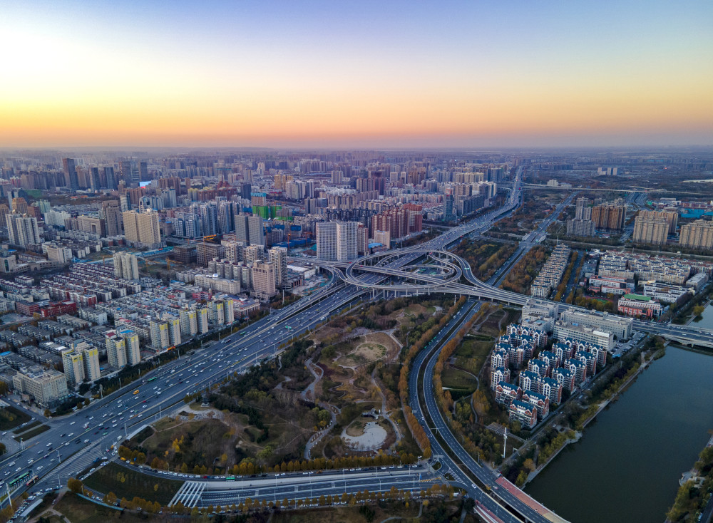 无人机高清航拍晴朗的天气里极目远眺郑东cbd上空可看到西郊群山