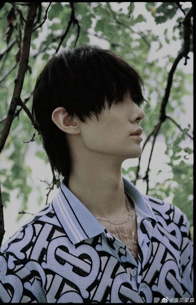 碰福利送梁森签名照