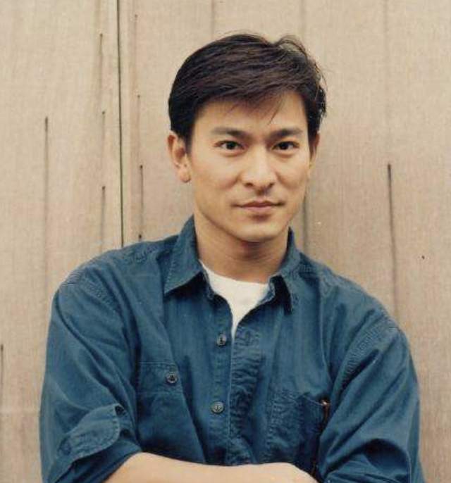 60岁刘德华早餐仅啃半个玉米穿百元棉服太朴素跷二郎腿仍优雅