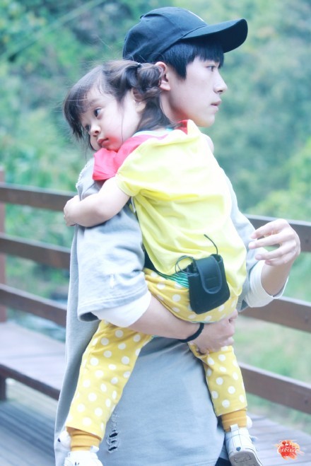 被易烊千玺抱过的小女孩长大了还与他上演感人兄妹情