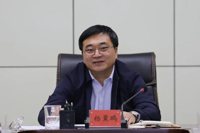 盟委委员,乌兰浩特市委书记杨冀鹏主持召开书记专题会