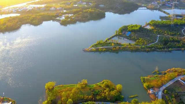 寬闊平坦的道路伸向遠方,棠樹鄉八里村老虎沖水庫和大官塘