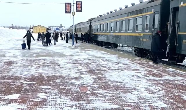 到:因受暴雪影响,铁路部门临时调整运输方案,11月23日,宝清开k7206次