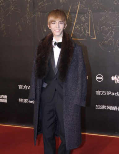 实在不知道,郭敬明到底有多爱长款大衣.