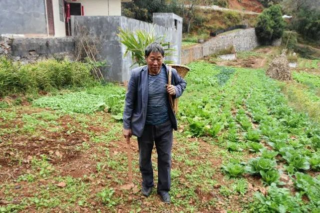 滕凤章是宣威市田坝镇新民村人,五年前,面对不慎落入水中的儿童,年过