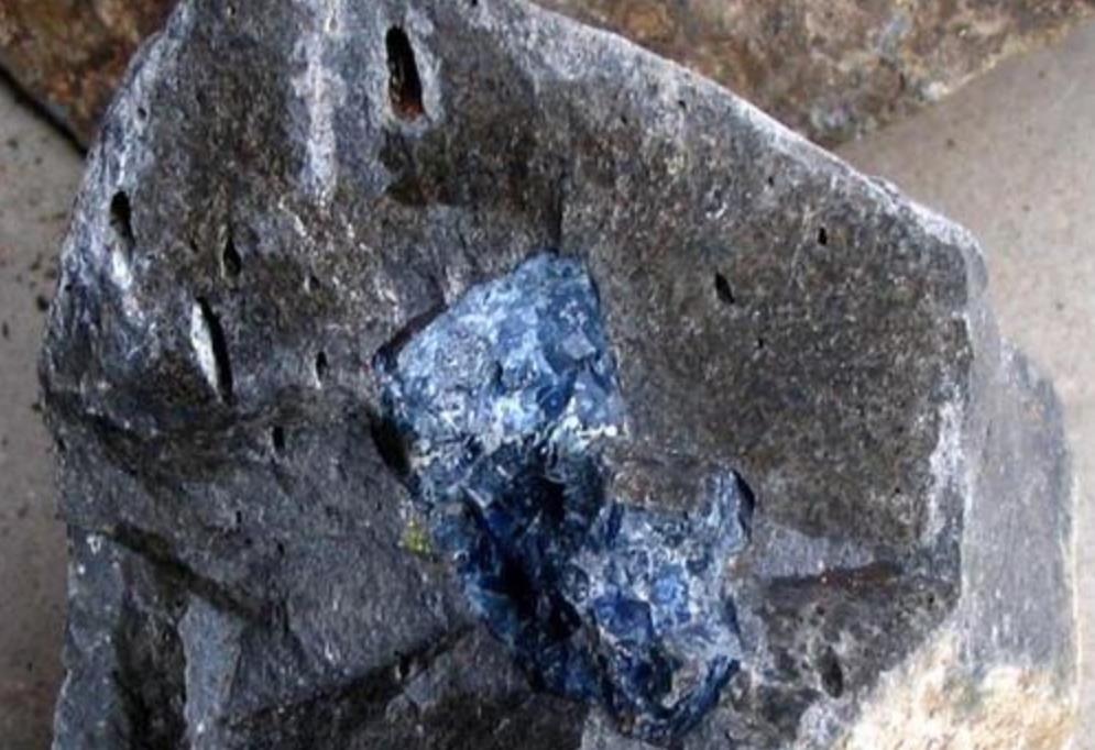 放羊老人在山上捡到"打火石",被多人购买,专家:这是蓝宝石