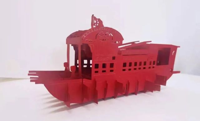 吴春媛是封浜高级中学高二(8)班的学生,这次她带来非遗纸雕作品《红船