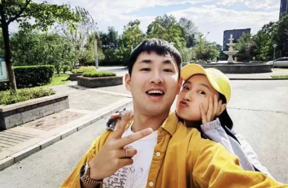 王彦霖夫妇与好友聚会,艾佳妮身材显笨重与老公牵手下台阶,好甜蜜