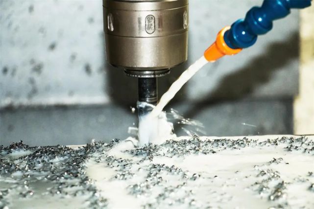 切削液由于有冷却,润滑,清洗和防锈等功能,被广泛地应用在切削加工中