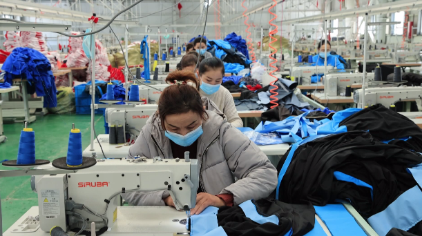 特克斯县引进服装厂 200名群众"家门口"就业_腾讯新闻