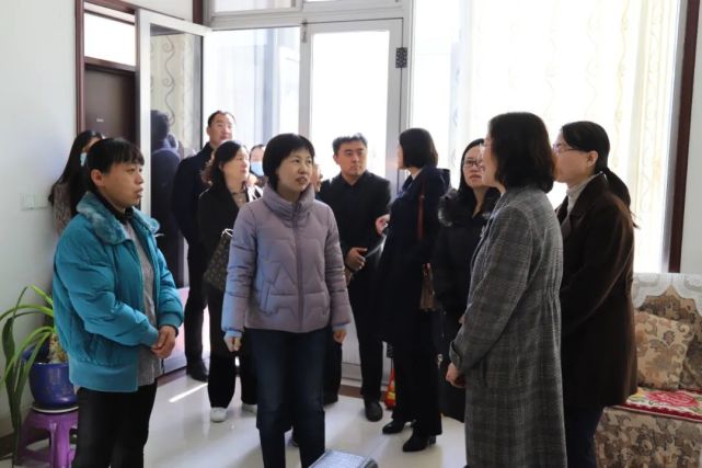 贾春香家门口悬挂着"美丽庭院"牌子,院里干净整洁,错落有致,屋内窗明