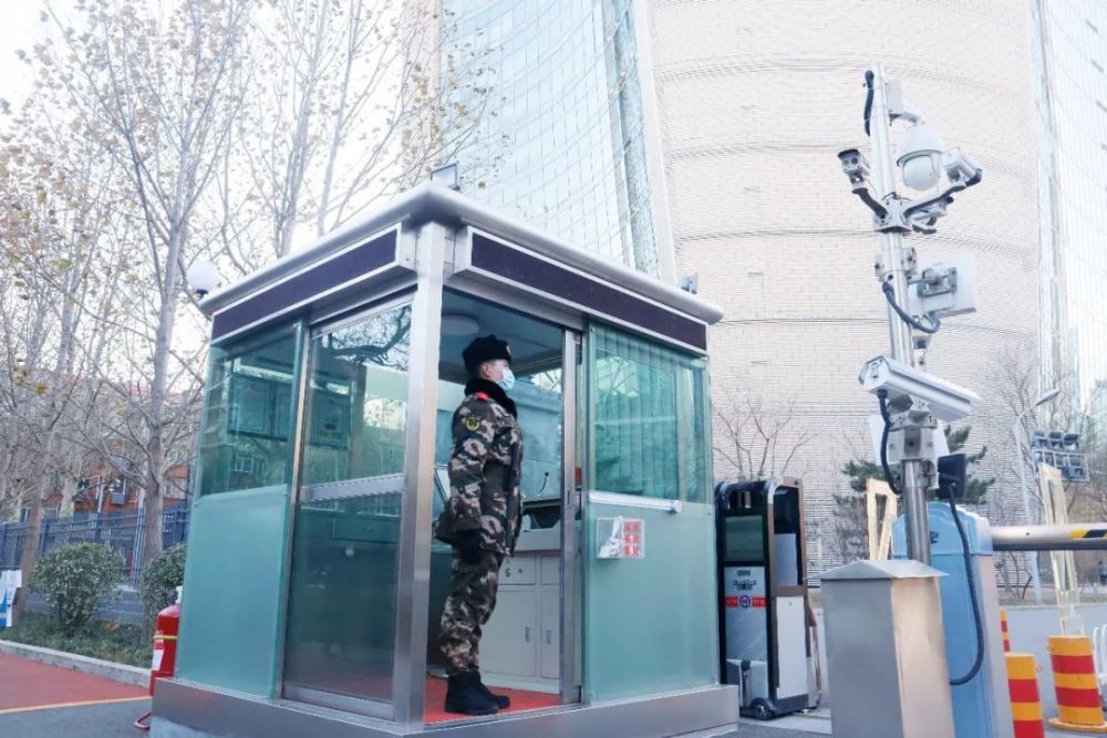 执勤一线今天用坚守温暖这个寒冬武警北京总队的官兵们无论大街小巷