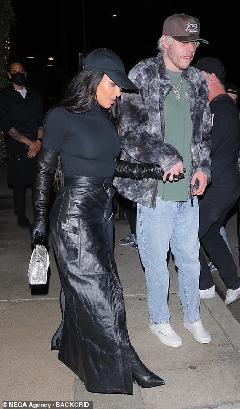 金卡戴珊忙约会侃爷带5岁长子找橄榄球巨星玩好父亲形象尽显