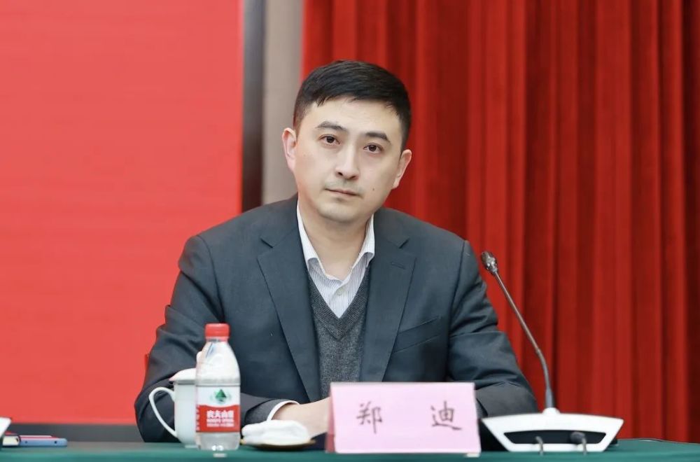 滨江区委召开全区领导干部会议宣布省委干部任免决定章登峰任滨江区委