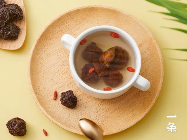 泡过水的李子干,会更加饱满,柔软,伴着李子茶一起喝,别有一番滋味.