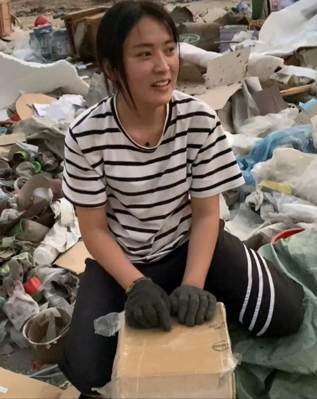 95后收废品女孩放弃电子厂体面高薪开三轮收废品养活全家