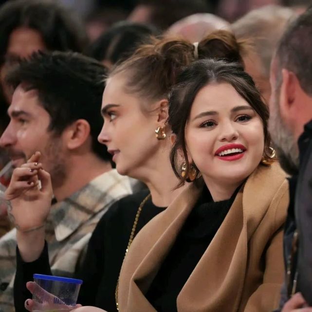 神仙組合|selenagomez和caradelevingne一起在紐約nba場邊觀看球賽