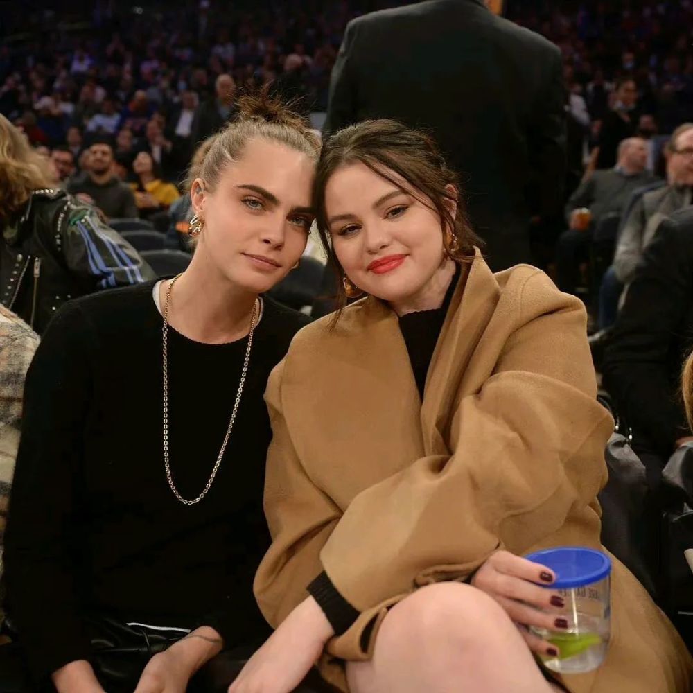 神仙組合selenagomez和caradelevingne一起在紐約nba場邊觀看球賽