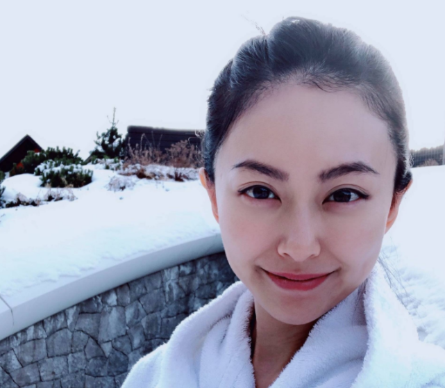 09年,向佐把女友黄婉佩带回了家,但向太却不满出身,于是说:做人首先要