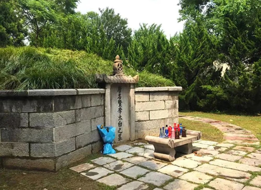 李白墓是中国最野的酒类展览馆,几乎每个牌子都能在那里找得到