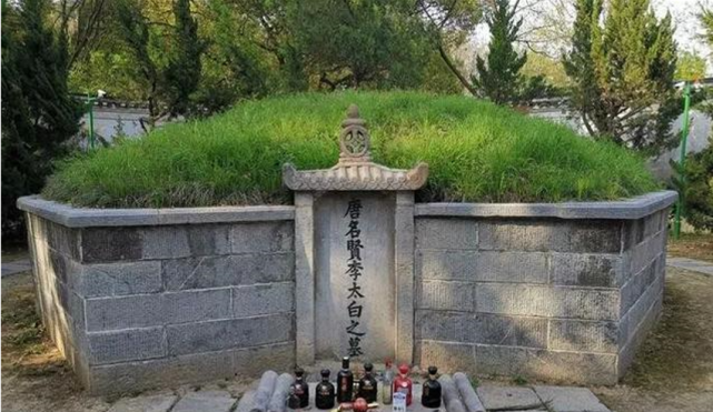李白墓是中国最野的酒类展览馆几乎每个牌子都能在那里找得到