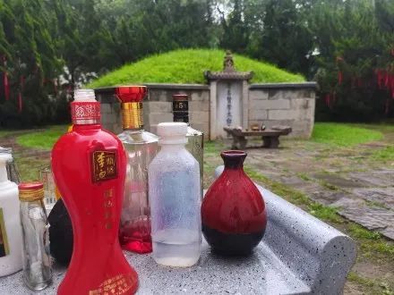 李白墓是中国最野的酒类展览馆,几乎每个牌子都能在那里找得到