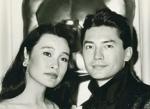 69岁"美男子"尊龙罕露面!肚子圆滚搂美女腰,五官立体堪比雕塑