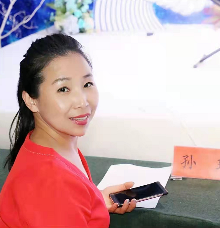 师从于我国著名音乐教育家佟笑梦先生,是一名唱作型歌手,集作词,作曲