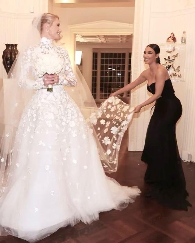 金卡戴珊瘦了挺多穿黑色紧身长裙身材凹凸有致宛如女神