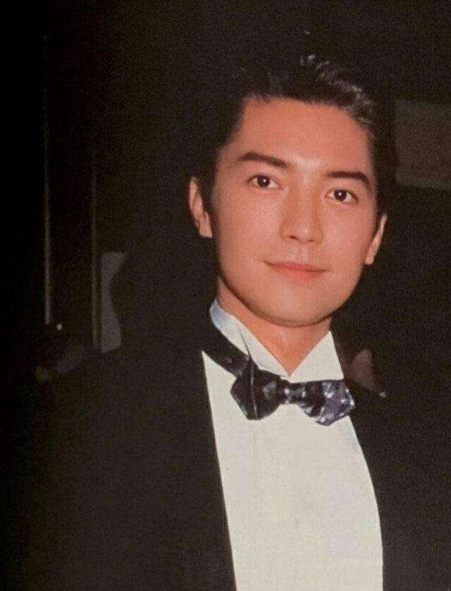 尊龙近况曝光眉毛花白小肚子明显69岁依旧精气神十足