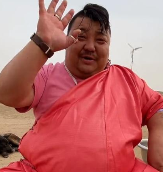 毛子哥经常拿着芹菜上门吃肉,号称芹菜是草原上最贵的食物,他给每一根