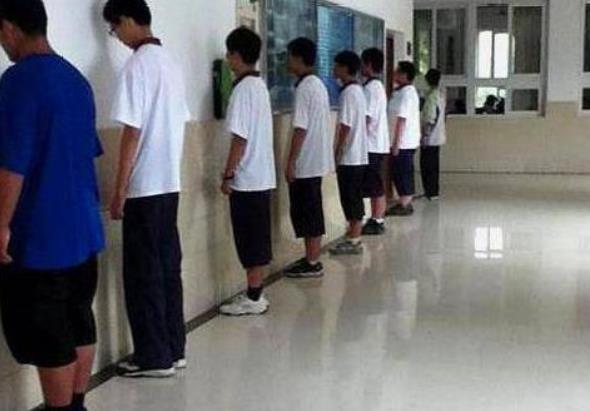 黑龙江一中学老师因学生迟到2分钟连扇12个巴掌学校出面回应