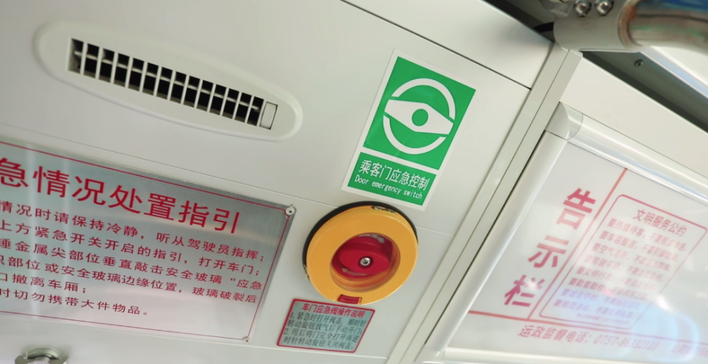 可以通过车窗逃生,每辆公交车的车窗旁都备有安全锤或紧急破窗按钮