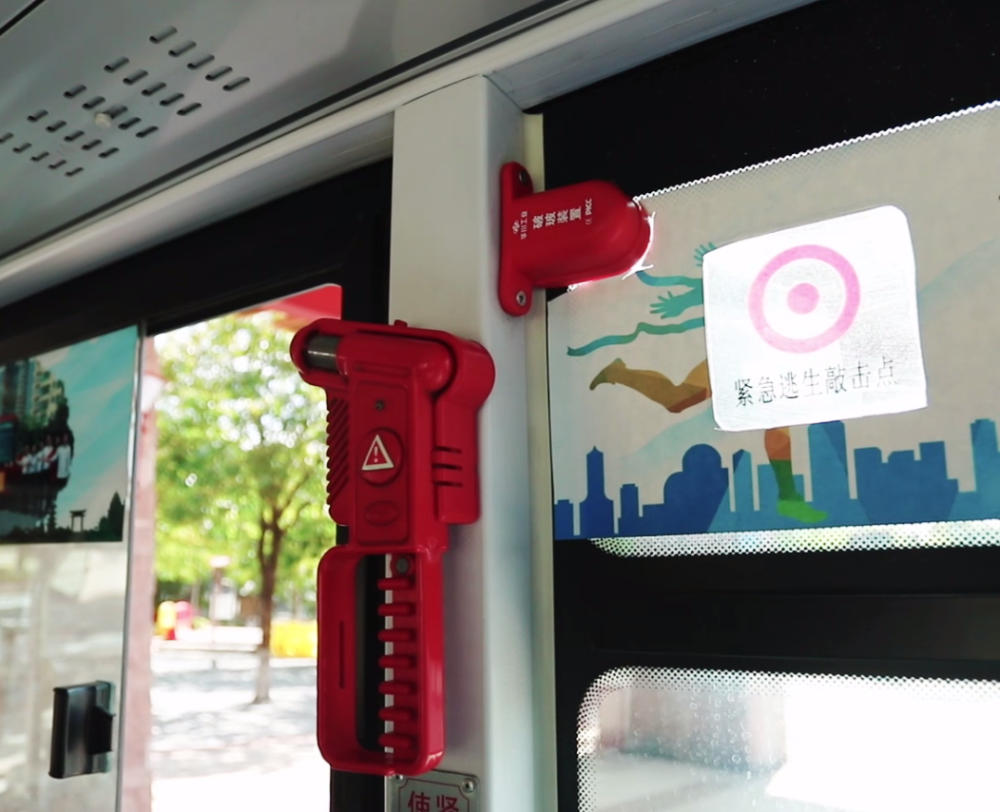 可以通过车窗逃生,每辆公交车的车窗旁都备有安全锤或紧急破窗按钮