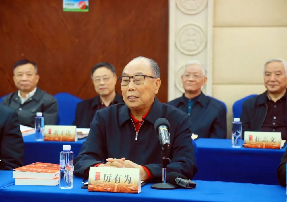 会上,《拓荒牛的记忆》编委会主任刘坤德饱含深情地