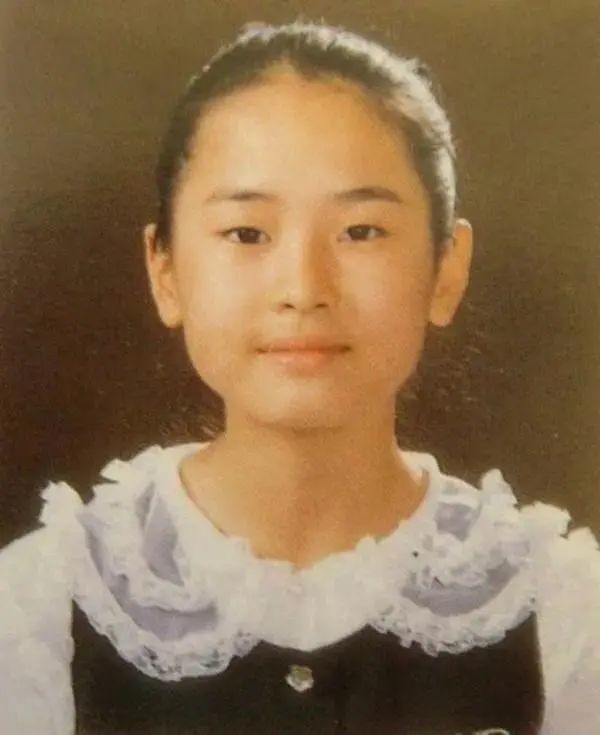 李多海也一样,我们看到的周幼琳已经是她整容之后的巅峰期了,小时候的