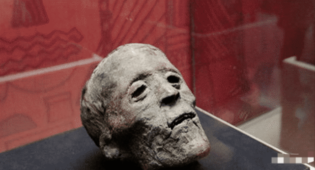 古代经常出现过皇帝为了展示自己的威严将敌人的首级挂在城墙上的举动