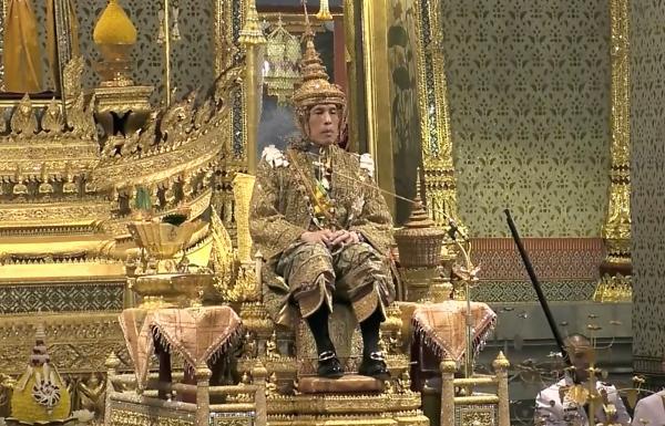 奔洛王后就是拉玛四世的生母,所以拉玛四世是有华人血统的.