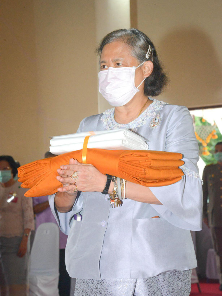 泰国国王都有中文名的,拉玛一世叫郑华.拉玛二世叫郑佛.