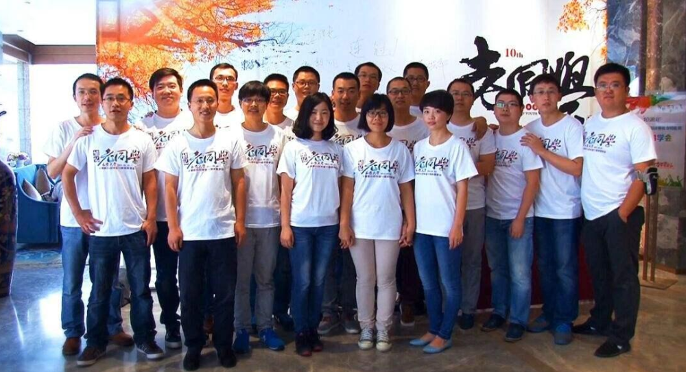 同学聚会大家统一服装出席本想避免攀比但依然能看出差距