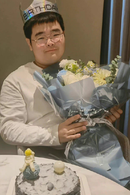 乡村爱情中谢飞机长大了庆生图曝光网友简直等比例放大