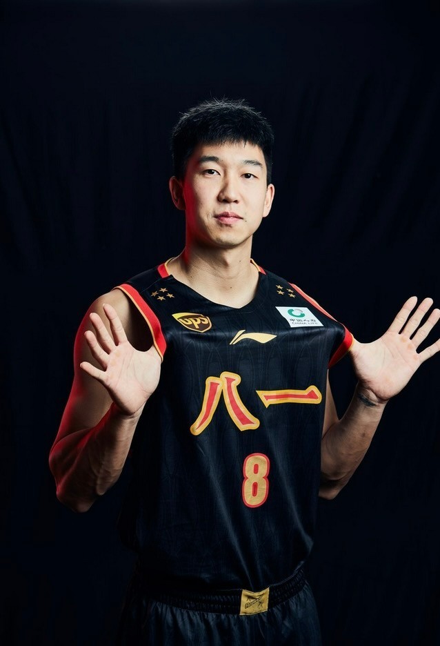 当然,曹岩本人原本就是军人,正气十足是合理的,他是一名职业篮球运动