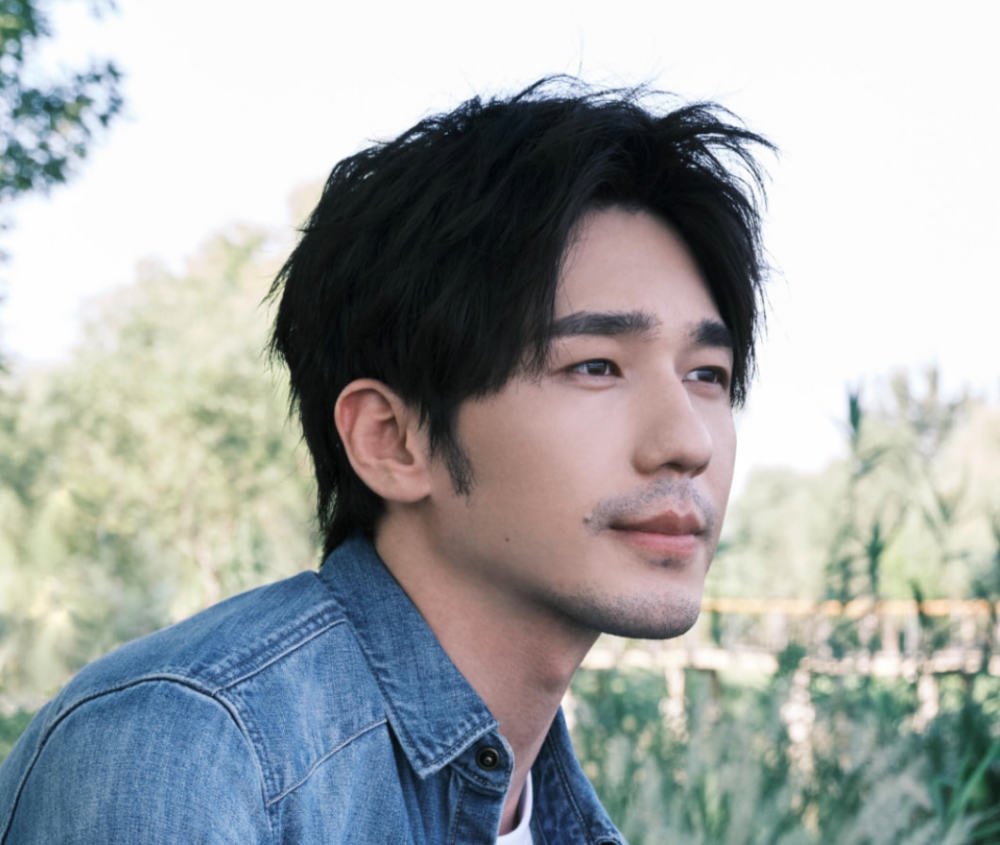 白宇新戏开机鞋子成亮点谣言不攻自破